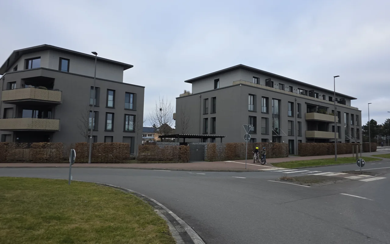 Wohnanlage an einer Straßenkreuzung