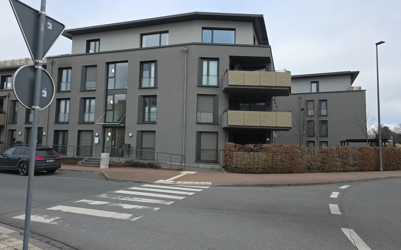 Wohngebäude und Außenanlagen