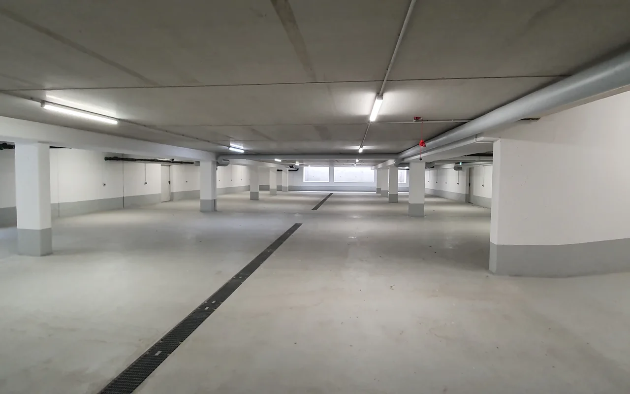 Tiefgarage und Parkfläche