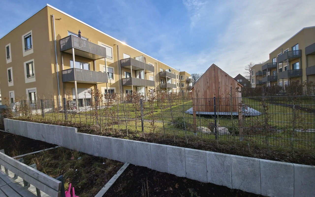 Mehrfamilienhäuser mit Außenanlagen